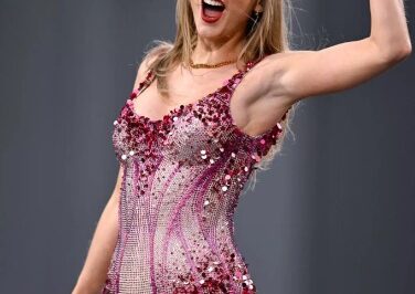 As her tour kicks off in the UK, Taylor Swift has awarded truck drivers an incredible six-figure bonus, acknowledging the substantial logistical effort required to transport all of her gear… 😘